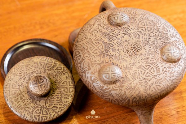 Dáng Ấm: Thạch Biều Tự Di