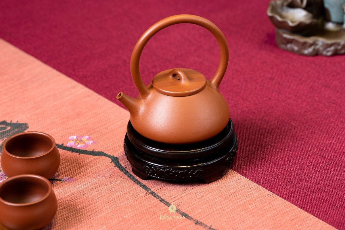 ẤM TỬ SA THẠCH BIỀU NHƯỢC THỦY TAM THIÊN, CẬN ẨM NHẤT BIỀU