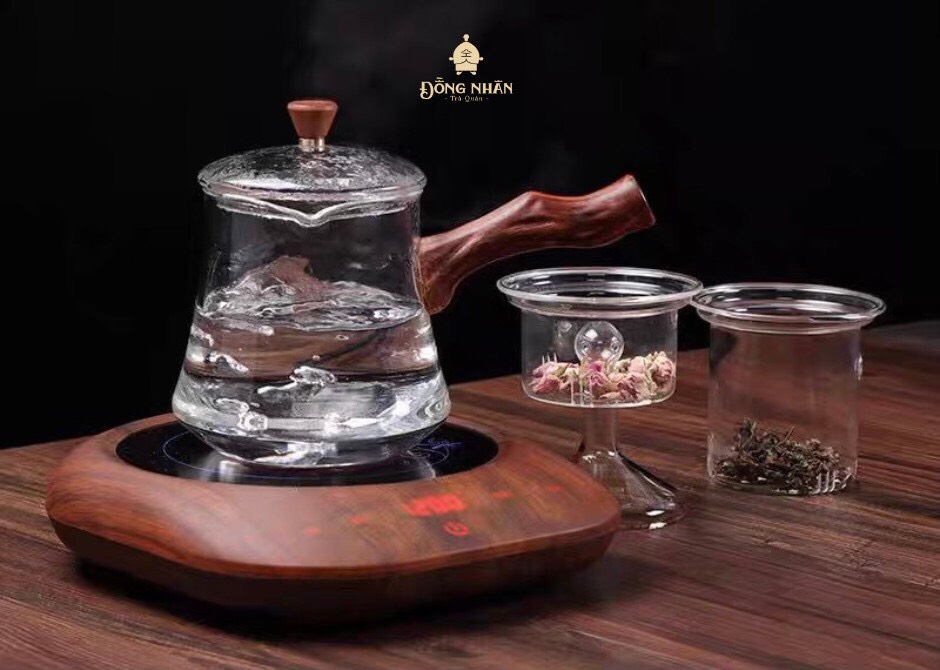 Ấm Trà Thủy Tinh Tay Gỗ