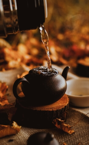 Rót trà vào ấm tử sa